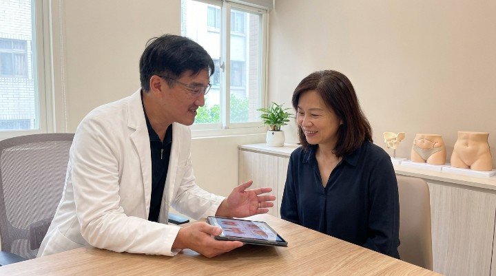 醫師在診間解說免動刀體雕療程優勢 儀器對準腰部進行免動刀體雕療程 民眾諮詢免動刀體雕療程的專業過程 呈現免動刀體雕療程術後的輕盈曲線