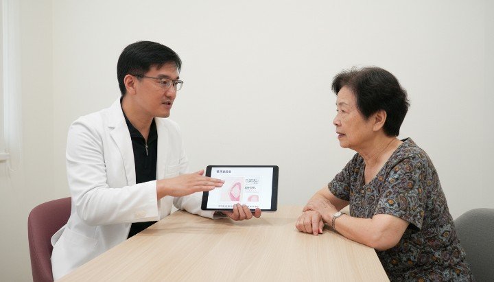 醫師講解鳳凰電波外泌體的協同作用 顯微鏡下的外泌體與細胞互動圖像 運用鳳凰電波外泌體改善肌膚緊緻度 鳳凰電波外泌體促進膠原蛋白的生成