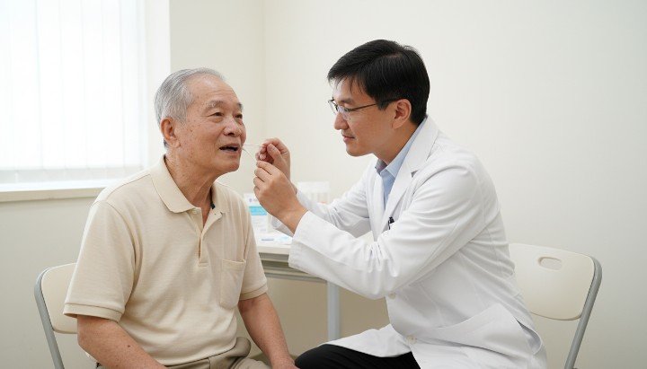 醫師於診間解說基因檢測流程重要性 醫事人員演示無痛基因檢測流程細節 口腔黏膜拭子與基因檢測流程專用組 透過基因檢測流程報告制定個人化健康方案