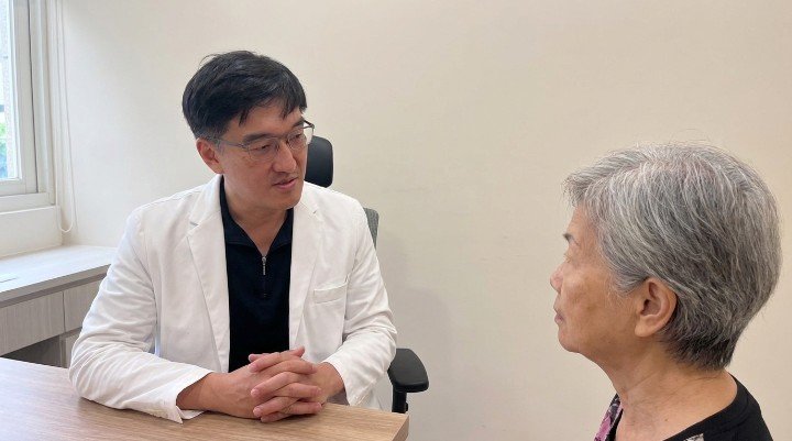 醫師正在診間解釋預防醫學概念 應用於預防醫學的再生醫療技術 透過預防醫學儲存未來的健康本錢