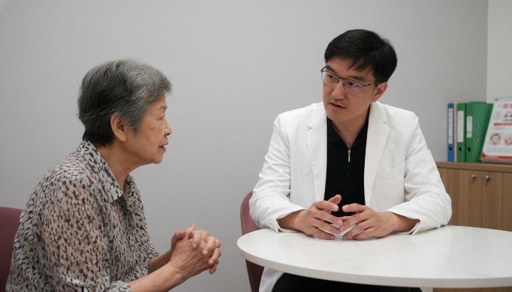 [1]吳紹琥醫師說明醫學美容初體驗安全性 [2]醫美診所提供醫學美容初體驗專業建議 [3]患者諮詢醫學美容初體驗療程細節 [4]確認原廠正貨產品保障醫學美容初體驗