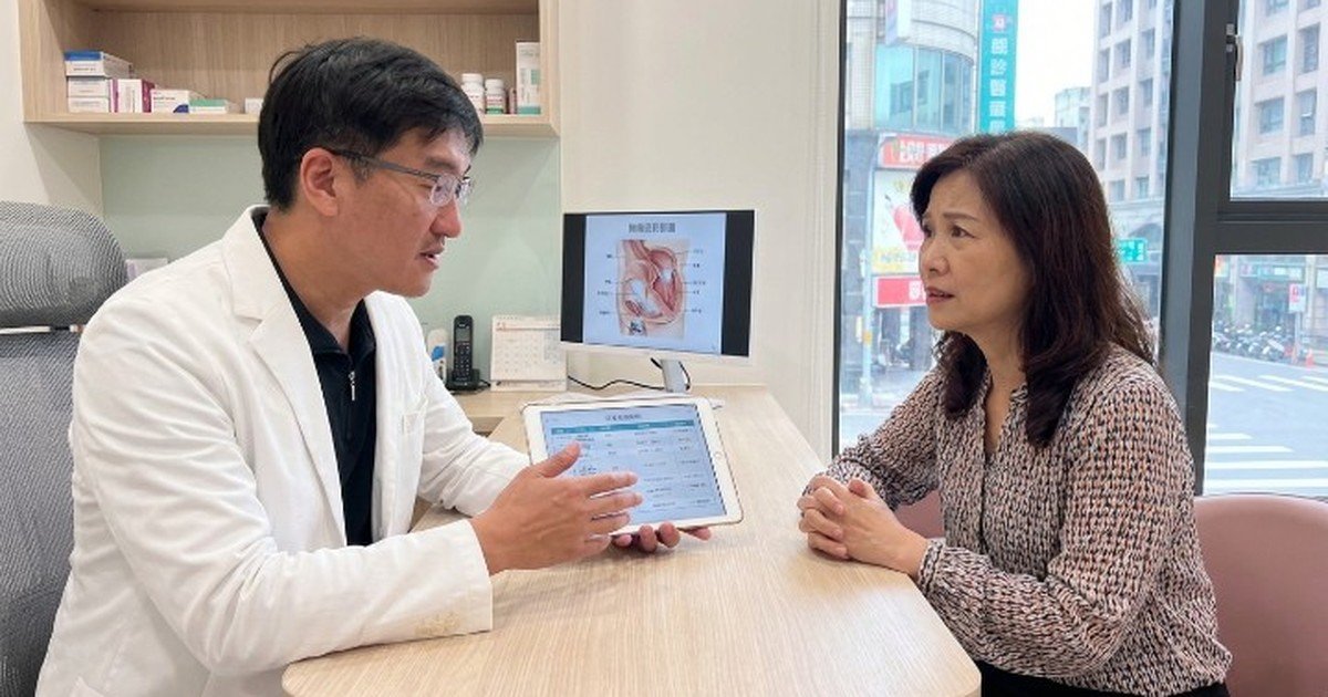 吳紹琥醫師與患者討論治療計畫，專注於痘疤雷射治療選擇的注意事項。